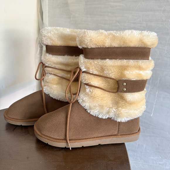 Never worn before Natural Reflections Suede Tan Sherling Size 9. - Picture 1 of 3